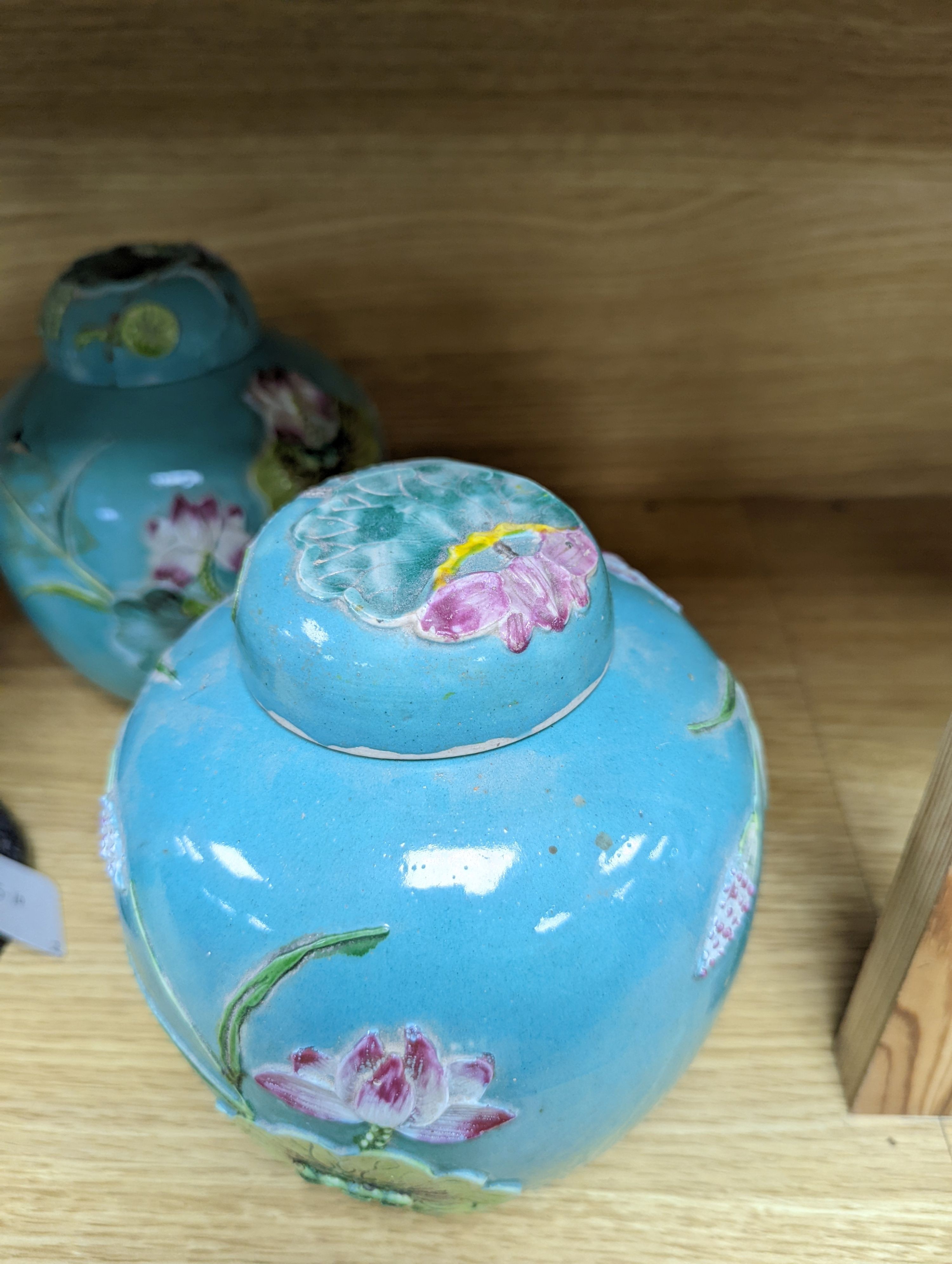 A pair of Chinese enamelled porcelain jars and covers, early 20th century, 17.5cm